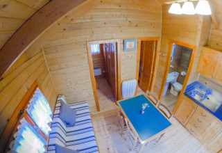 Træindrettet interiør af Bungalow Comfort ved Campingplads Bedura Park i Spanien set oppefra.
