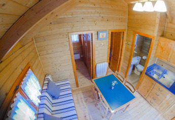 Interno in legno del Bungalow Comfort al campeggio Bedura Park in Spagna, visto dall’alto.