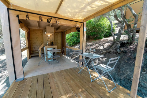 Safari telt 'Air Dreamer' 1 med åbent trædæk og spiseplads på Vallicella Glamping Resort i Italien.