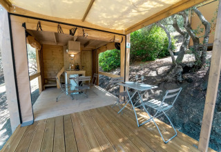 Safari telt 'Air Dreamer' 1 med åbent trædæk og spiseplads på Vallicella Glamping Resort i Italien.