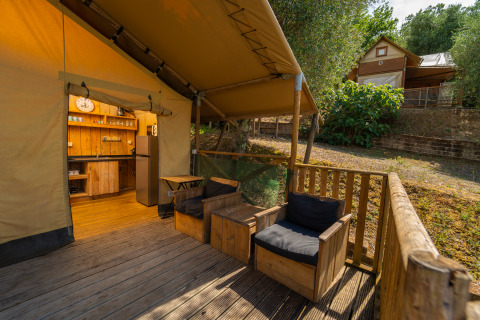Safari Lodge 1 au Vallicella Glamping Resort en Italie, avec terrasse extérieure et cuisine intérieure équipée.