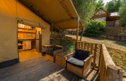 Safari Lodge 1 au Vallicella Glamping Resort en Italie, avec terrasse extérieure et cuisine intérieure équipée.