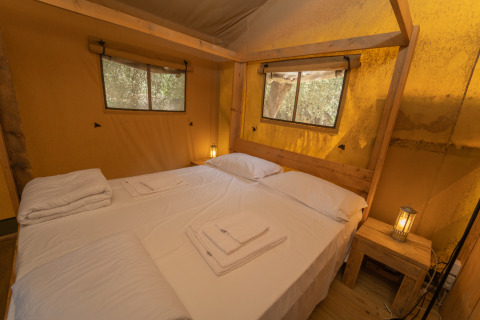 Vue intérieure d’une chambre confortable dans la Safari Lodge 1 au Vallicella Glamping Resort, Italie.