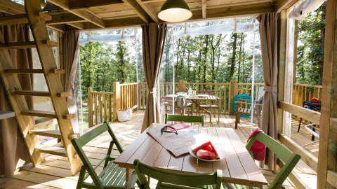 Binnenzicht van de safari tent Air Lodge bij Vallicella Glamping Resort in Italië, ingericht met hout.