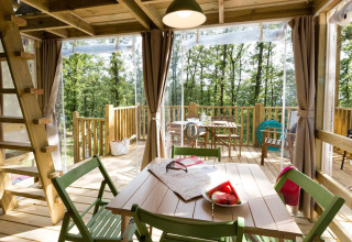 Binnenzicht van de safari tent Air Lodge bij Vallicella Glamping Resort in Italië, ingericht met hout.