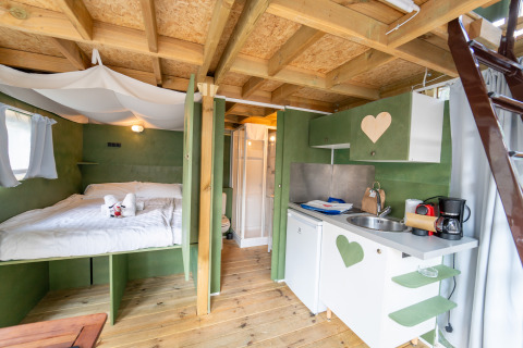 De Air Lodge safaritent bij Vallicella Glamping Resort in Italië met bed, keukentje en badkamer.