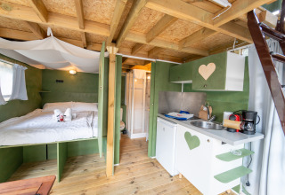 De Air Lodge safaritent bij Vallicella Glamping Resort in Italië met bed, keukentje en badkamer.