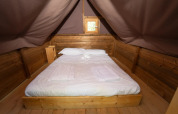Vue intérieure de la chambre dans la tente safari Air Dreamer 2 au Vallicella Glamping Resort, Italie.