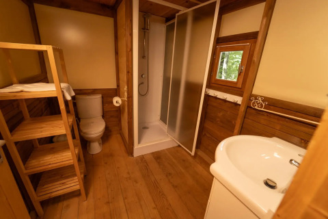 Badezimmer im Safari-Zelt „Air Dreamer“ 2 im Vallicella Glamping Resort, mit Dusche, WC und Waschbecken.