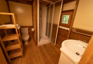 Badezimmer im Safari-Zelt „Air Dreamer“ 2 im Vallicella Glamping Resort, mit Dusche, WC und Waschbecken.