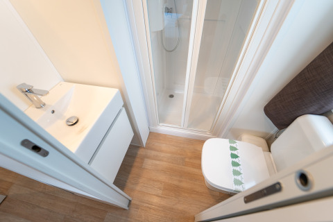 Salle de bain avec douche, WC et lavabo dans le Cottage Next XL supérieur au Vallicella Glamping Resort, Italie.