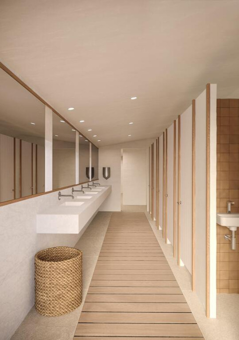 Baño moderno de tienda safari con suelo de madera, lavabos, espejos, puertas y cesta de mimbre.