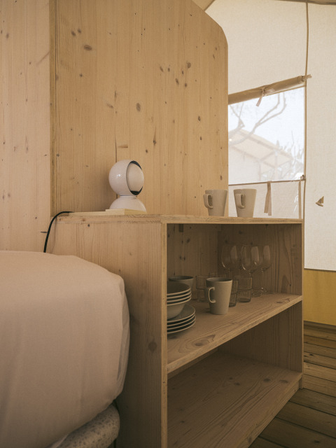 Interno della Cottage Family Tent al Wecamp Cadaqués, Spagna, con scaffale in legno e stoviglie visibili.