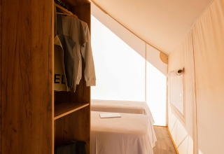 Interieur van een Glamping Family Plus safaritent bij Wecamp Cadaqués in Spanje, met twee bedden.