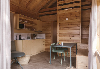 Vista interior de la moderna tiny house Bungalow «Duplex» en Wecamp Cala Montgó, España, con diseño en madera.
