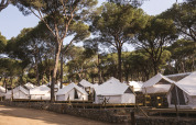 Tende Safari Bell al Wecamp Cala Montgó in Spagna, immerse tra pini e natura tranquilla.