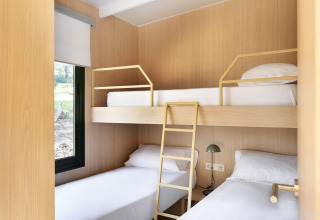 Kamer in MOBIL HOME FAMILY PLUS bij Wecamp Cala Montgó, Spanje, met stapelbed en twee eenpersoonsbedden.