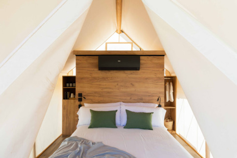 Interieur van een safaritent bij Glamping Couple, Wecamp Cabo de Gata, Spanje met gezellig bed.