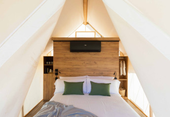 Interno di una tenda safari al Glamping Couple, Wecamp Cabo de Gata, Spagna, con letto matrimoniale comodo.