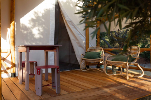 Buitenterras aan het Glamping Couple safaritent bij Wecamp Cabo de Gata, Spanje, met stoelen en tafel.