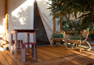 Buitenterras aan het Glamping Couple safaritent bij Wecamp Cabo de Gata, Spanje, met stoelen en tafel.