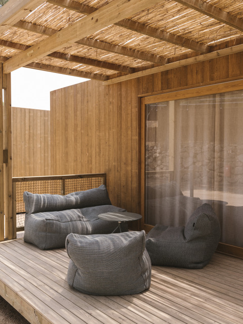 Buiten terras van MOBIL HOME FAMILY WOOD bij Wecamp Cala Montgó, Spanje, met comfortabele zitzakken.
