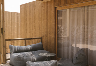 Buiten terras van MOBIL HOME FAMILY WOOD bij Wecamp Cala Montgó, Spanje, met comfortabele zitzakken.