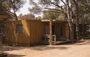 Beeld van een MOBIL HOME FAMILY WOOD tiny house te midden van bomen op Wecamp Cala Montgó, Spanje.