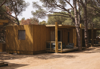 Afbeelding van een MOBIL HOME FAMILY WOOD tiny house tussen de bomen bij Wecamp Cala Montgó, Spanje.