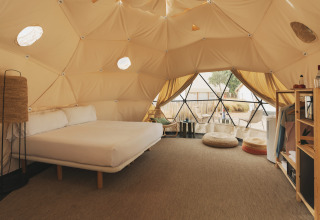 Interieur van de Domo-koepel bij Wecamp Cabo de Gata in Spanje met comfortabel bed en moderne inrichting.
