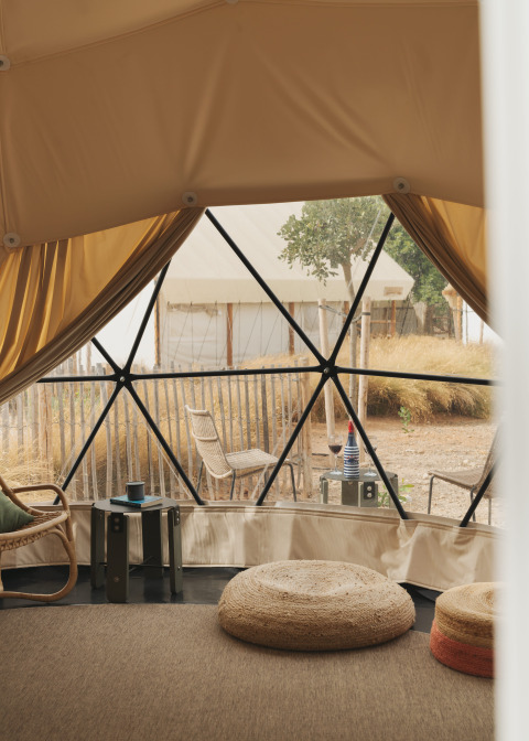 Interieur van de Domo-koepel bij Wecamp Cabo de Gata, Spanje met zitplek en uitzicht op de buitenomgeving.