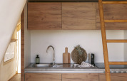 Moderne kitchenette og hems i et Glamping Comfort-safaritelte på Wecamp Cabo de Gata, Spanien.