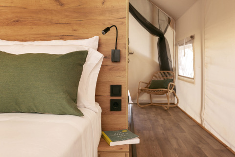 Innenansicht eines Safari-Zelts Glamping Comfort bei Wecamp Cabo de Gata in Spanien, Bett und Stuhl.