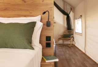 Innenansicht eines Safari-Zelts Glamping Comfort bei Wecamp Cabo de Gata in Spanien, Bett und Stuhl.
