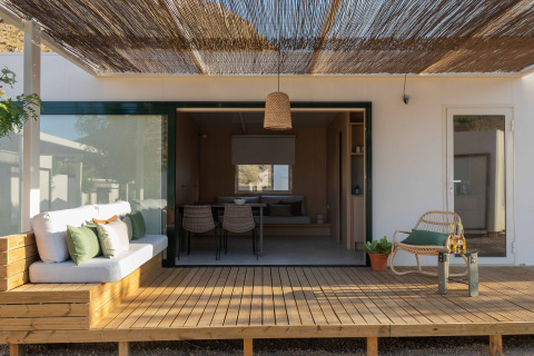 Houten terras met moderne zitjes bij Mobil Home Family, Wecamp Cabo de Gata, Spanje, in het zonlicht.