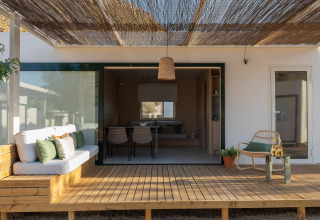 Houten terras met moderne zitjes bij Mobil Home Family, Wecamp Cabo de Gata, Spanje, in het zonlicht.