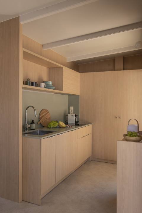 Moderne licht houten keuken bij Mobil Home Family, Wecamp Cabo de Gata, Spanje, met minimalistisch design.