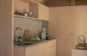 Moderne keuken in licht hout bij Mobil Home Family, Wecamp Cabo de Gata, Spanje, minimalistisch ingericht.