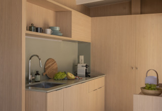 Moderne licht houten keuken bij Mobil Home Family, Wecamp Cabo de Gata, Spanje, met minimalistisch design.