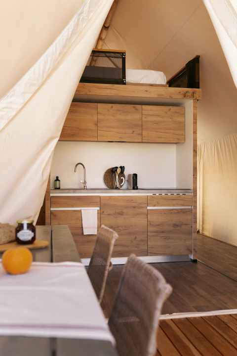 Cocina moderna y comedor en una tienda safari en Glamping Family, Wecamp Cabo de Gata, España.