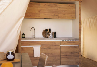Et moderne køkken og spiseområde i et safaritelt på Glamping Family, Wecamp Cabo de Gata, Spanien.