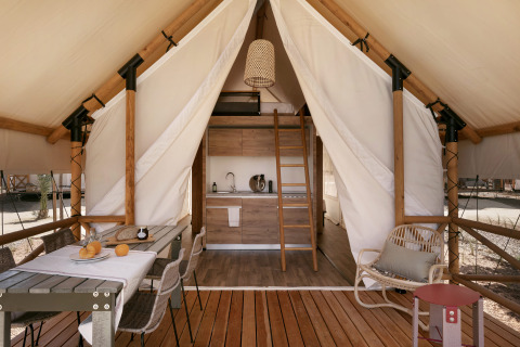 Tente safari Glamping Family au Wecamp Cabo de Gata en Espagne, intérieur et terrasse visibles.