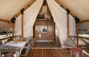 Tente safari Glamping Family au Wecamp Cabo de Gata en Espagne, intérieur et terrasse visibles.