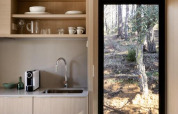 Piccolo angolo cottura moderno con vista sul bosco nel Mobile home «Couple Plus» al Wecamp San Sebastián, Spagna.