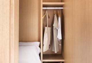 Armario moderno y cama compacta en Mobile home «Couple Plus» en Wecamp San Sebastián, España.
