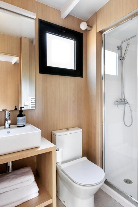 Moderne badeværelse i Mobile home «Couple Plus» på Wecamp San Sebastián, Spanien, med bruser og toilet.