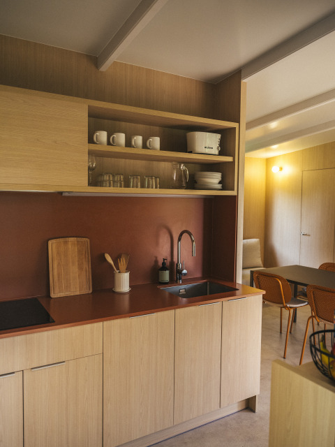 Moderne kitchenette met open houten planken bij Mobil Home Family Plus, Wecamp San Sebastián, Spanje.