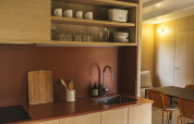 Cocina moderna con estantes abiertos de madera en Mobil Home Family Plus de Wecamp San Sebastián, España.