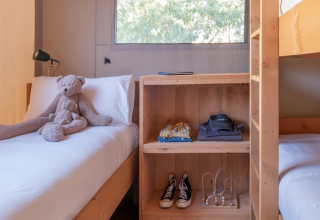 Binnenzicht van Lodge Family Plus safaritent bij Wecamp Santa Cristina met bedden en speelgoed.