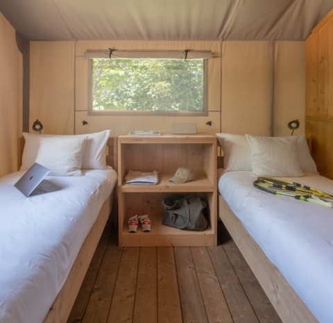 Binnenzicht van Lodge Family safaritent bij Wecamp Santa Cristina in Spanje met twee enkele bedden.